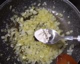 Foto del paso 3 de la receta: Merluza en salsa de cebolla (a mi manera)