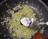 Foto del paso 3 de la receta: Merluza en salsa de cebolla (a mi manera)
