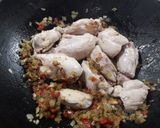 Foto del paso 3 de la receta: Arroz con pollo y salsa de tomates en wok