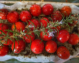 Foto del paso 2 de la receta: Tomates cherry asados con hierbas aromáticas 🍅