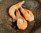 A picture of step 3 of Nanyang-Style Laksa Shrimp Noodles.