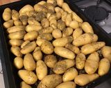 Une image de l'étape 3 de Pommes grenaille rôties à la graisse de canard et herbes du maquis.