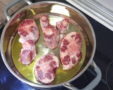 Foto del paso 1 de la receta: Rabo de ternera al vino tinto con puré de patatas al curry