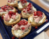 Foto del paso 3 de la receta: Canapé riquísimo en 5 minutos | Canapé de queso gorgonzola y perdiz en escabeche con granada