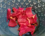 Foto langkah ke 2 dari resep Es Sirup Kulit Buah Naga.