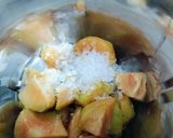 A picture of step 4 of Sapodilla milkshake.