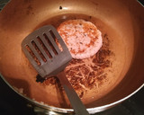 Foto del paso 3 de la receta: Hamburguesa doble en pan Bimbo con cebolla frita