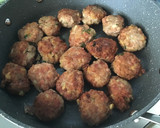 Foto del paso 1 de la receta: Pelotas con menestra de verdura al vino blanco