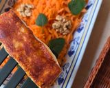 Foto del paso 5 de la receta: Queso Halloumi grillado, sobre colchón de zanahoria con nueces, menta y aceitunas Kalamata 🧀🫒🥕🌱