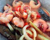 Foto langkah ke 4 dari resep Udang Saos Asam Manis.