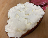 Foto del paso 3 de la receta: Bizcocho corazón relleno de nata y fresas