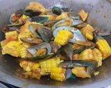 Foto langkah ke 5 dari resep Kerang Saus Padang (dengan jagung).