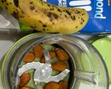 Foto langkah ke 1 dari resep Susu pisang almond manis alami.