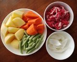 Hình bước làm 1 của món Nikujaga - Thịt bò hầm khoai tây