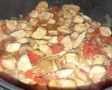 Gombás csirkemellkockák paradicsomosan recept fázis 3 fotója