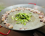 Foto del paso 1 de la receta: Paella de calamar con alcachofas, ajos tiernos y trigueros 🦑 🥘