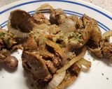 A picture of step 3 of Chicken Livers and Onions.