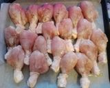 Fokhagymás-vajas-bazsalikomos sült csirkecombok hagymás törtburgonyával, párolt lilakáposztával recept fázis 1 fotója