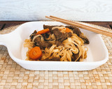 Foto del paso 9 de la receta: Noodles de arroz con ternera y champiñones