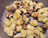 A picture of step 3 of Crispy chicken with sautéed potatoes and porcini mushrooms.