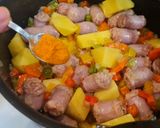 Foto del paso 4 de la receta Salchichas guisadas con patatas y zanahorias