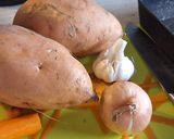 Édesburgonya krémleves cheddarral és pirított kolozsvári szalonnával recept fázis 1 fotója