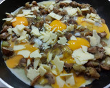Foto del paso 4 de la receta: Revuelto de champiñones y calabacín🍄🥒🧀