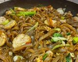 Foto langkah ke 4 dari resep [Eps. 58] Kwetiau Goreng Medhok 🥡🥢.
