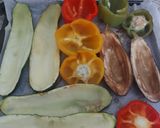 Foto del paso 3 de la receta: Calabacín, berenjena y pimientos tricolor rellenos gratinados
