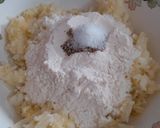 A picture of step 2 of Maggi Aloo Snack.