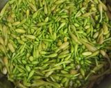 Foto langkah ke 1 dari resep Tumis Pakis Bunga Pepaya Ala Manado.