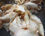 Foto langkah ke 1 dari resep Tumis jamur wortel saus tiram.
