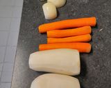 A picture of step 1 of Warming daikon and carrot soup.