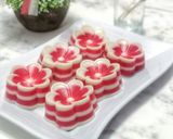 Foto langkah ke 6 dari resep Kue lapis bunga merah putih.