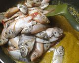 Foto langkah ke 2 dari resep Pepes Ikan Kecil.