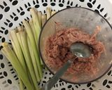 Hình bước làm 1 của món Thịt bọc sả chiên giòn!