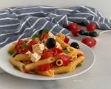 Foto del passaggio 3 della ricetta Pasta fredda pomodorini feta e olive