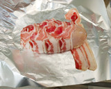 Foto del paso 3 de la receta: Pechugas envueltas en panceta y rellenas con dátiles