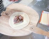 Hình bước làm 9 của món Bánh bao đào tiên nhân pizza