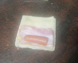 Foto del paso 3 de la receta: Flautas de pan de molde rellenas de salchichas, queso y bacon con puré de papas