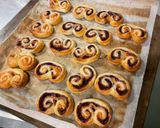 Une image de l'étape 9 de Palmiers feuilletés au saumon fumé et carottes violettes.