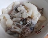 Hình bước làm 1 của món Mực xào dưa leo hành tây