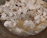 รูปขั้นตอนการทำที่ 5 ของ ไก่ผัดเห็ด
