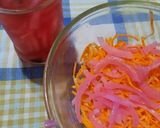 Foto del paso 2 de la receta: Rúcula, zanahoria, cebolla morada en ensalada