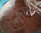 Foto langkah ke 3 dari resep Bolu Coklat Lapis Strawberry.