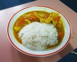 รูปขั้นตอนการทำที่ 4 ของ ข้าวแกงกะหรี่สีทองอกไก่และไส้กรอก