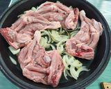 Foto del paso 9 de la receta Muslos de pollo con patatas en el pizzapan