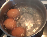 Foto del paso 1 de la receta: Merluza en salsa verde con huevos cocidos
