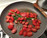 Foto del passaggio 1 della ricetta Fileja con Salsa di Datterini e Zenzero con Pesce