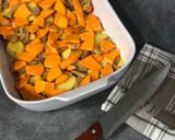 Tepsis alsó csirkecomb vele sült zöldségekkel recept fázis 2 fotója